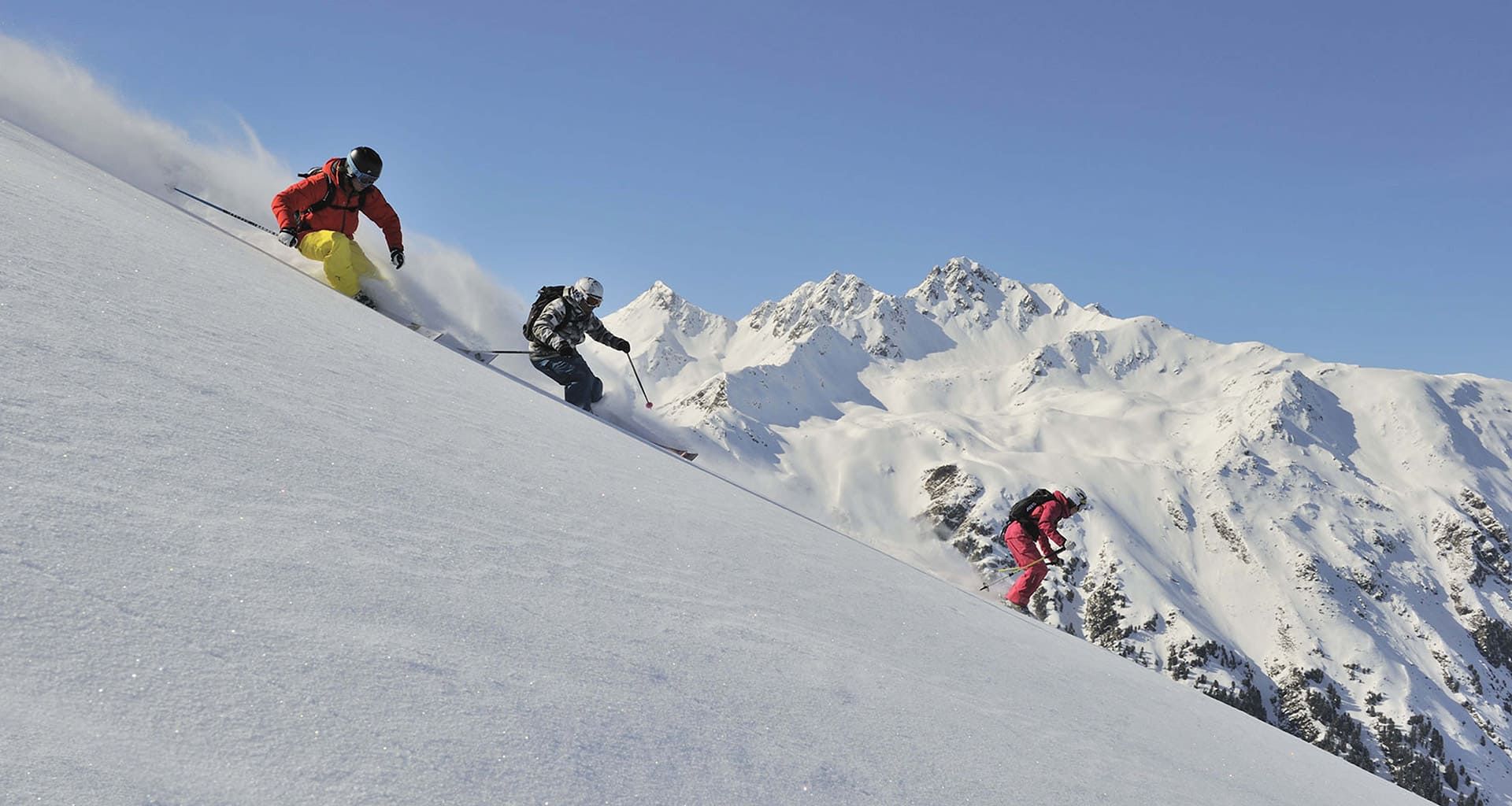 Skifahrer mit Gipfelblick im Skigebiet Serfaus Fiss Ladis 